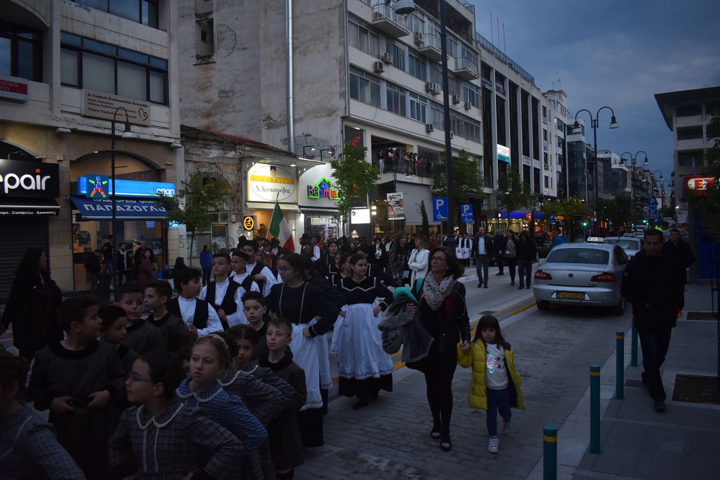 Στους δρόμους της Λάρισας παρέλασαν οι Σαμαριναίοι (φωτο - βίντεο)