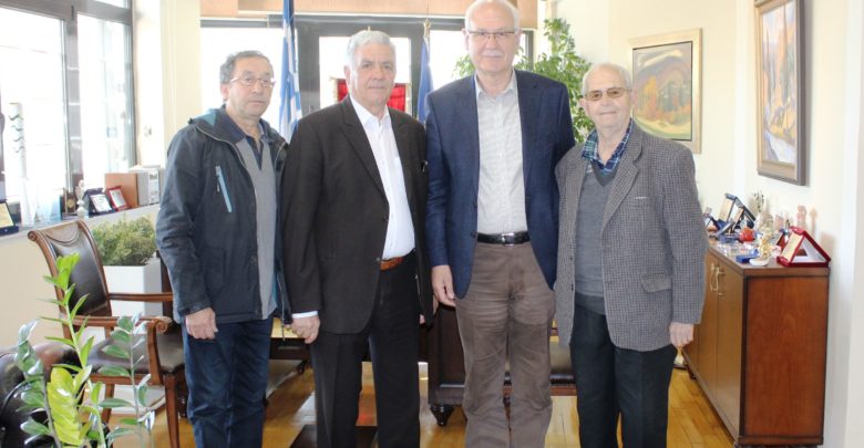 Επίσκεψη του Πολιτιστικού Συλλόγου Αλκαζάρ στο Δήμαρχο Λαρισαίων Επίσκεψη του Πολιτιστικού Συλλόγου Αλκαζάρ στο Δήμαρχο Λαρισαίων
