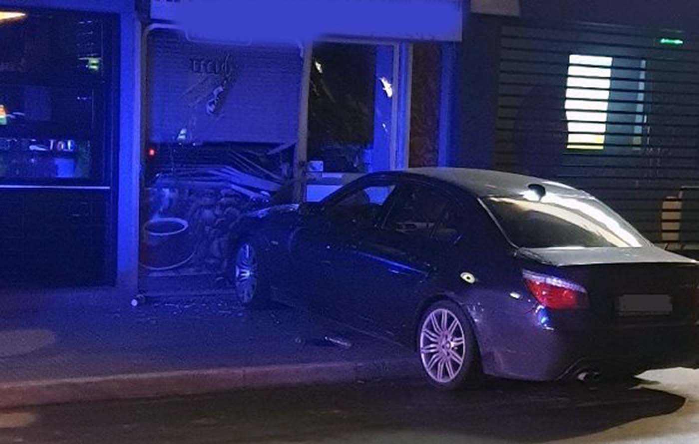 Αυτοκίνητο.... "μπούκαρε" σε κατάστημα στο κέντρο της Λάρισας - Έσπασε τη τζαμαρία! (φωτό)