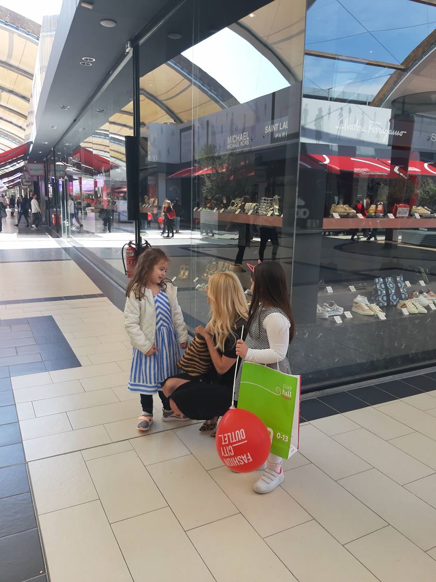 Στη Λάρισα η Φαίη Σκορδά – Έκανε special φωτογράφηση στο Fashion City Outlet (φωτο)