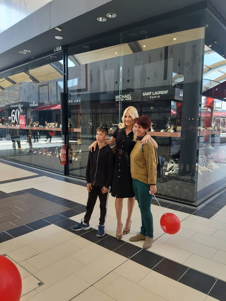 Στη Λάρισα η Φαίη Σκορδά – Έκανε special φωτογράφηση στο Fashion City Outlet (φωτο)