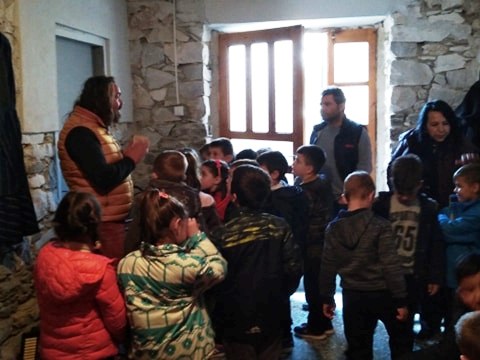 Στο Λαογραφικό Μουσείο μαθητές του Δημοτικού Σχολείου Τσαριτσάνης Στο Λαογραφικό Μουσείο μαθητές του Δημοτικού Σχολείου Τσαριτσάνης