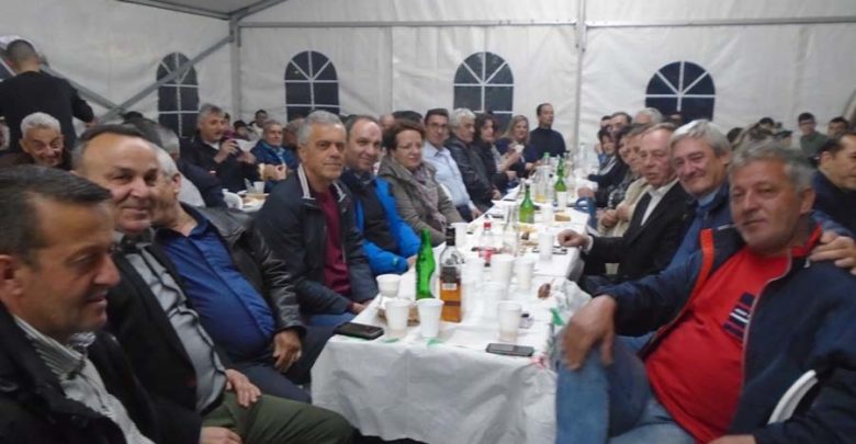 Στην έναρξη της εμποροπανήγυρης Γόννων ο Δήμαρχος Τεμπών Κώστας Κολλάτος Στην έναρξη της εμποροπανήγυρης Γόννων ο Δήμαρχος Τεμπών Κώστας Κολλάτος