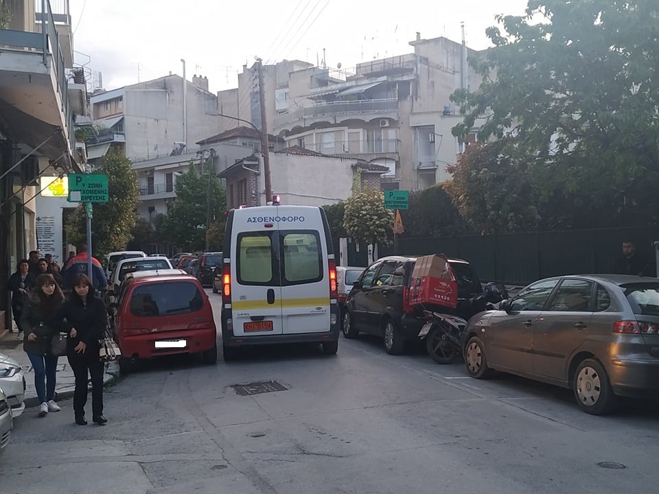 Τροχαίο στο κέντρο της Λάρισας με τραυματία ντελιβερά (φωτο)
