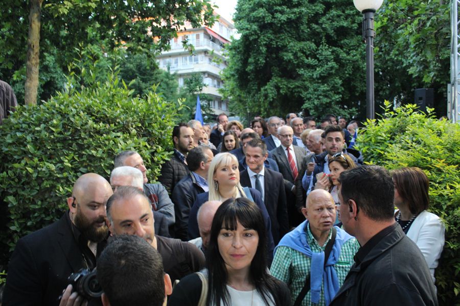 Πλήθος κόσμου στην ομιλία Κυριάκου Μητσοτάκη στην πλατεία Ταχυδρομείου στη Λάρισα  (φωτο)