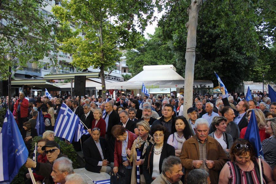 Πλήθος κόσμου στην ομιλία Κυριάκου Μητσοτάκη στην πλατεία Ταχυδρομείου στη Λάρισα  (φωτο)