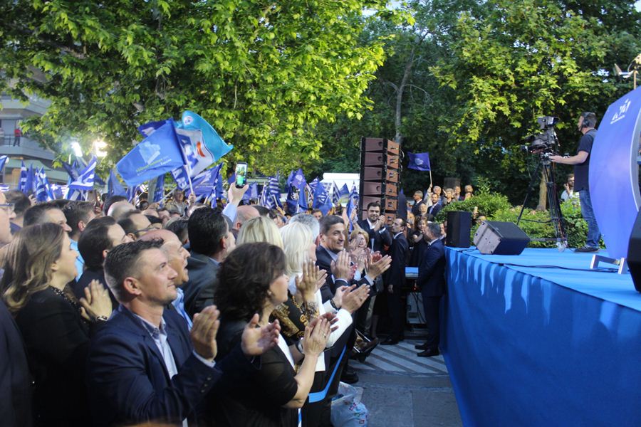 Πλήθος κόσμου στην ομιλία Κυριάκου Μητσοτάκη στην πλατεία Ταχυδρομείου στη Λάρισα  (φωτο)