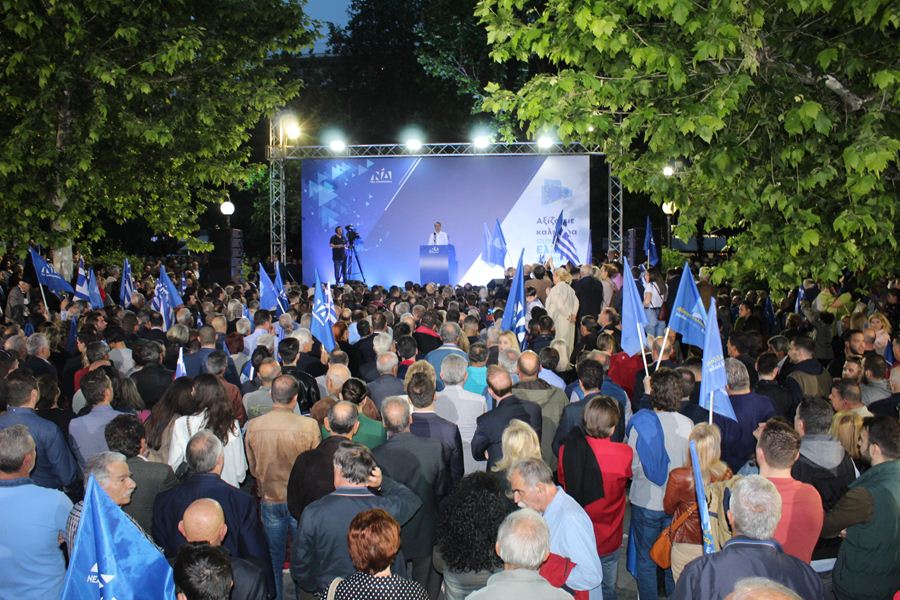 Πλήθος κόσμου στην ομιλία Κυριάκου Μητσοτάκη στην πλατεία Ταχυδρομείου στη Λάρισα  (φωτο)