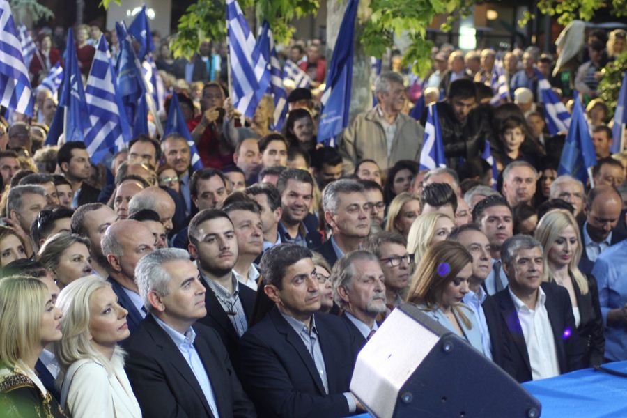 Πλήθος κόσμου στην ομιλία Κυριάκου Μητσοτάκη στην πλατεία Ταχυδρομείου στη Λάρισα  (φωτο)