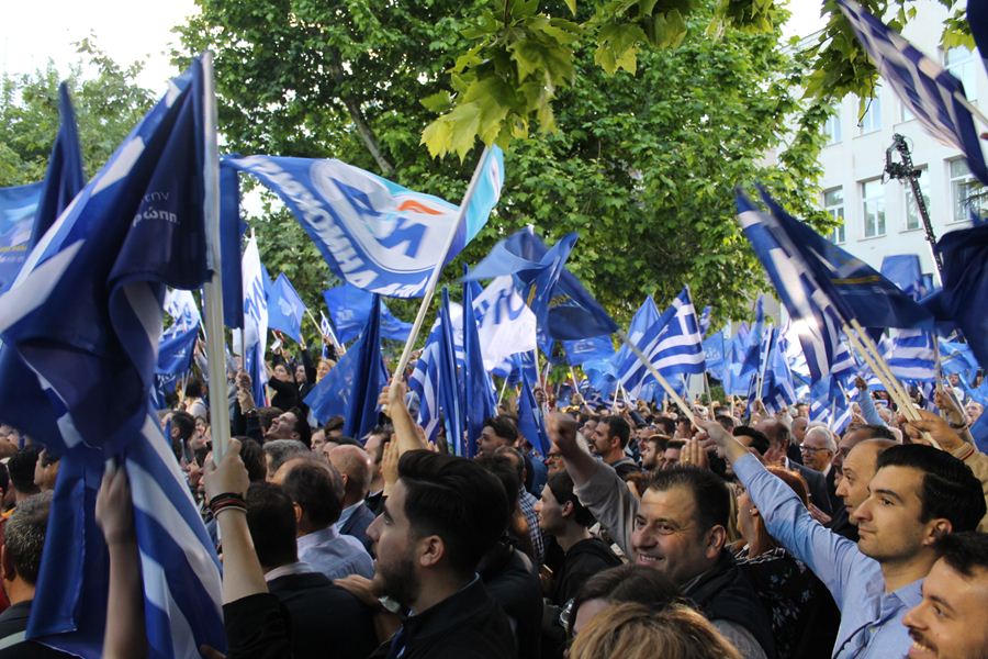 Πλήθος κόσμου στην ομιλία Κυριάκου Μητσοτάκη στην πλατεία Ταχυδρομείου στη Λάρισα  (φωτο)