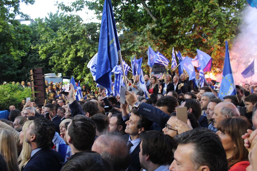 Πλήθος κόσμου στην ομιλία Κυριάκου Μητσοτάκη στην πλατεία Ταχυδρομείου στη Λάρισα  (φωτο)