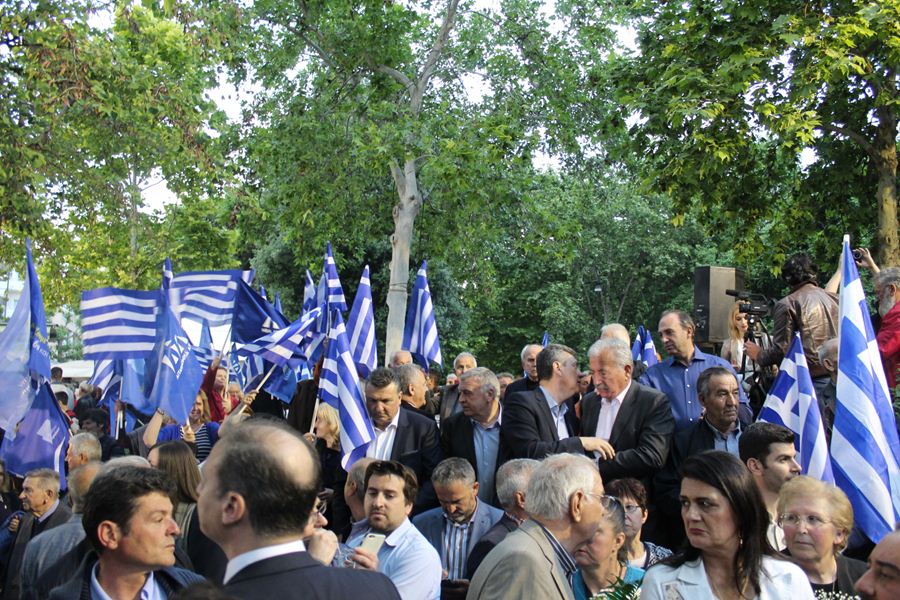 Πλήθος κόσμου στην ομιλία Κυριάκου Μητσοτάκη στην πλατεία Ταχυδρομείου στη Λάρισα  (φωτο)