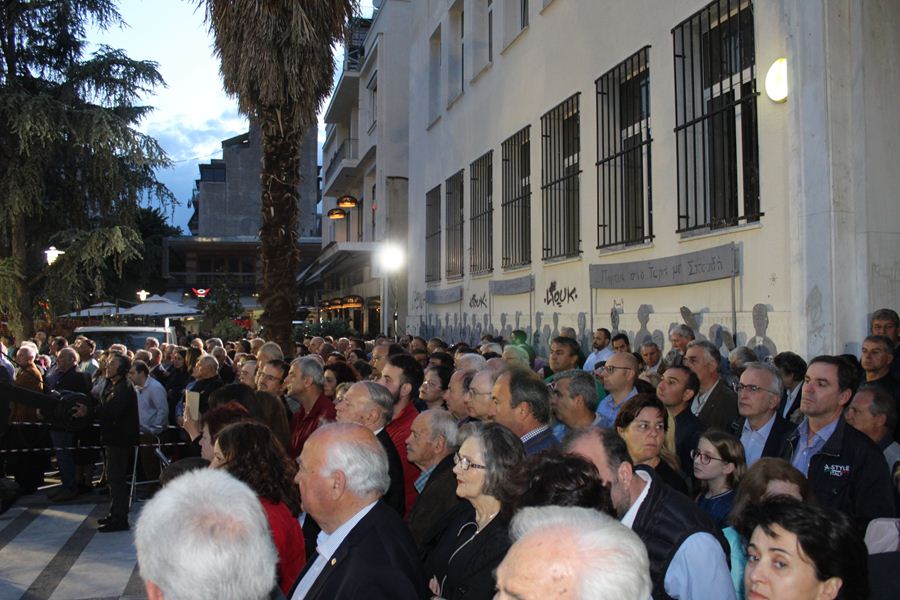 Πλήθος κόσμου στην ομιλία Κυριάκου Μητσοτάκη στην πλατεία Ταχυδρομείου στη Λάρισα  (φωτο)