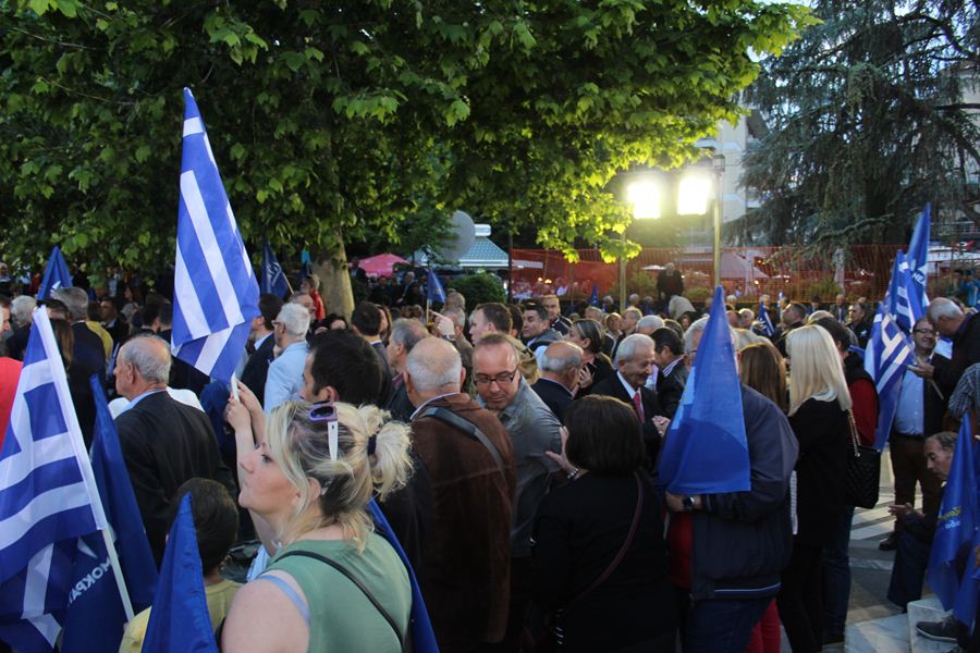 Πλήθος κόσμου στην ομιλία Κυριάκου Μητσοτάκη στην πλατεία Ταχυδρομείου στη Λάρισα  (φωτο)