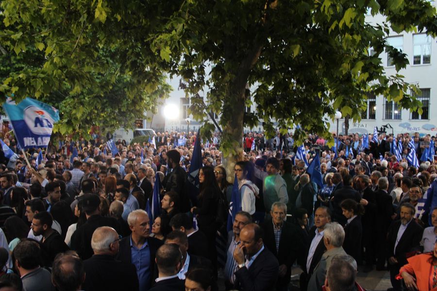 Πλήθος κόσμου στην ομιλία Κυριάκου Μητσοτάκη στην πλατεία Ταχυδρομείου στη Λάρισα  (φωτο)