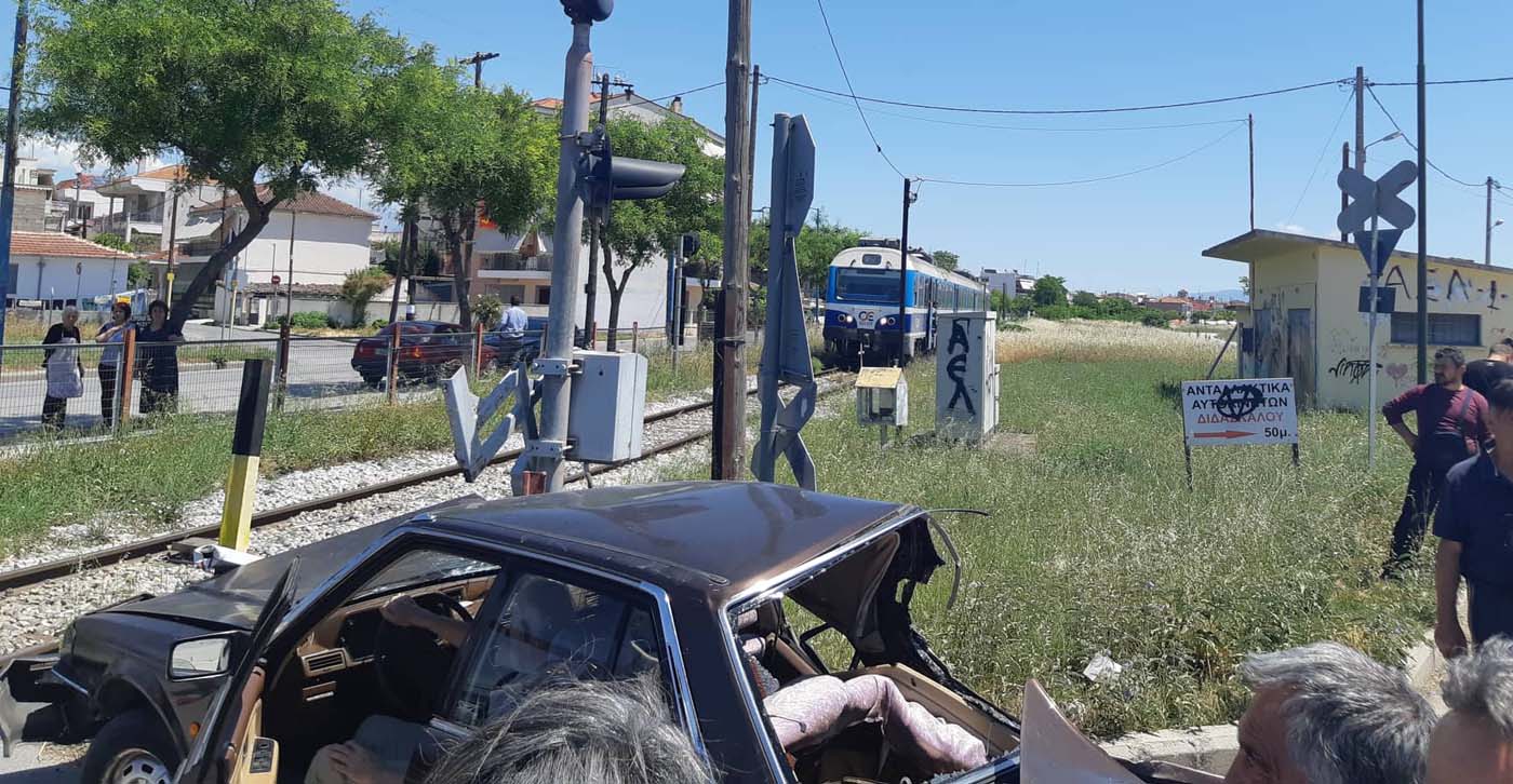 Τρένο συγκρούστηκε με αυτοκίνητο στην περιοχή της οδού Βόλου - Ένας τραυματίας (φωτό)