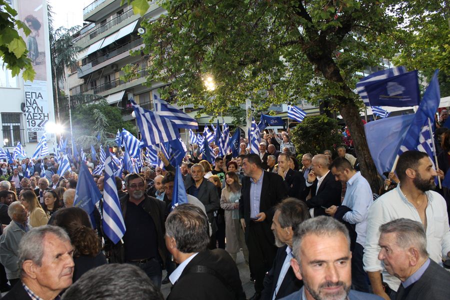 Πλήθος κόσμου στην ομιλία Κυριάκου Μητσοτάκη στην πλατεία Ταχυδρομείου στη Λάρισα  (φωτο)