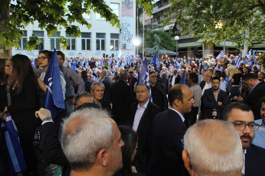 Πλήθος κόσμου στην ομιλία Κυριάκου Μητσοτάκη στην πλατεία Ταχυδρομείου στη Λάρισα  (φωτο)