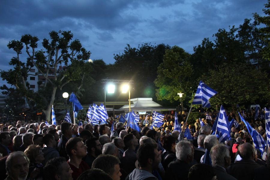 Πλήθος κόσμου στην ομιλία Κυριάκου Μητσοτάκη στην πλατεία Ταχυδρομείου στη Λάρισα  (φωτο)