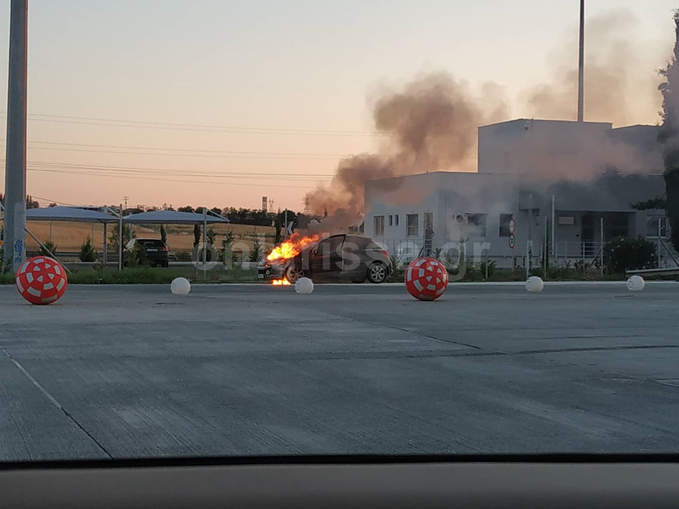 Φωτογραφίες σοκ: Αυτοκίνητο πήρε φωτιά στα διόδια του Μοσχοχωρίου!