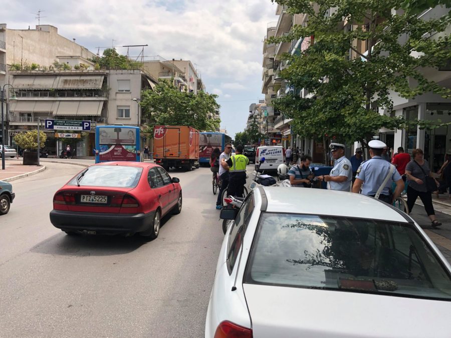 Πανικός στη Λάρισα από άνδρα που περιφερόταν γυμνός - Έσπασε παρμπριζ αυτοκινήτου (φωτο)