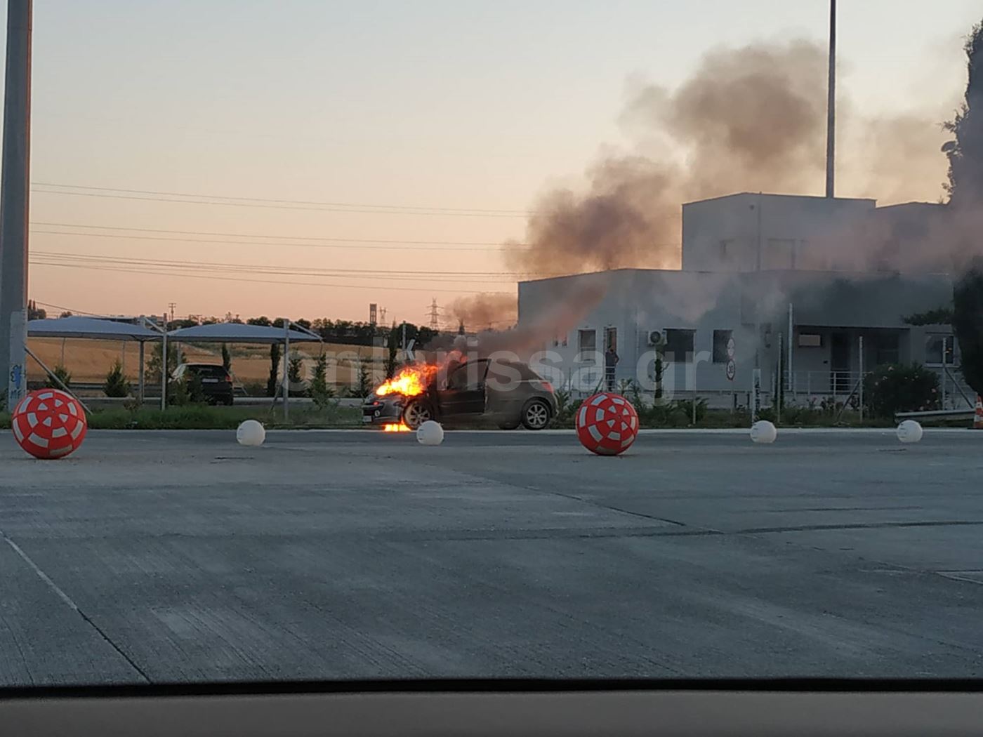 Φωτογραφίες σοκ: Αυτοκίνητο πήρε φωτιά στα διόδια του Μοσχοχωρίου!