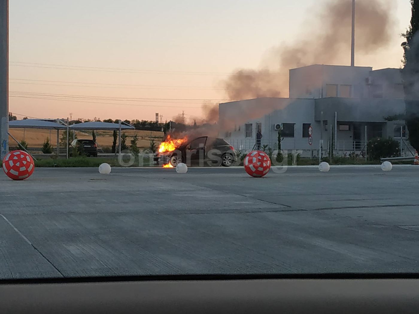 Φωτογραφίες σοκ: Αυτοκίνητο πήρε φωτιά στα διόδια του Μοσχοχωρίου!