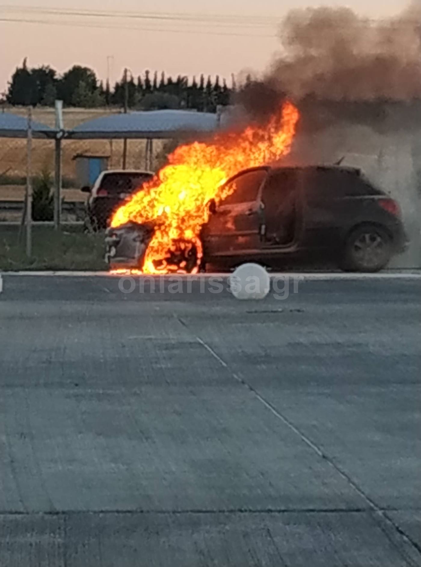 Φωτογραφίες σοκ: Αυτοκίνητο πήρε φωτιά στα διόδια του Μοσχοχωρίου!