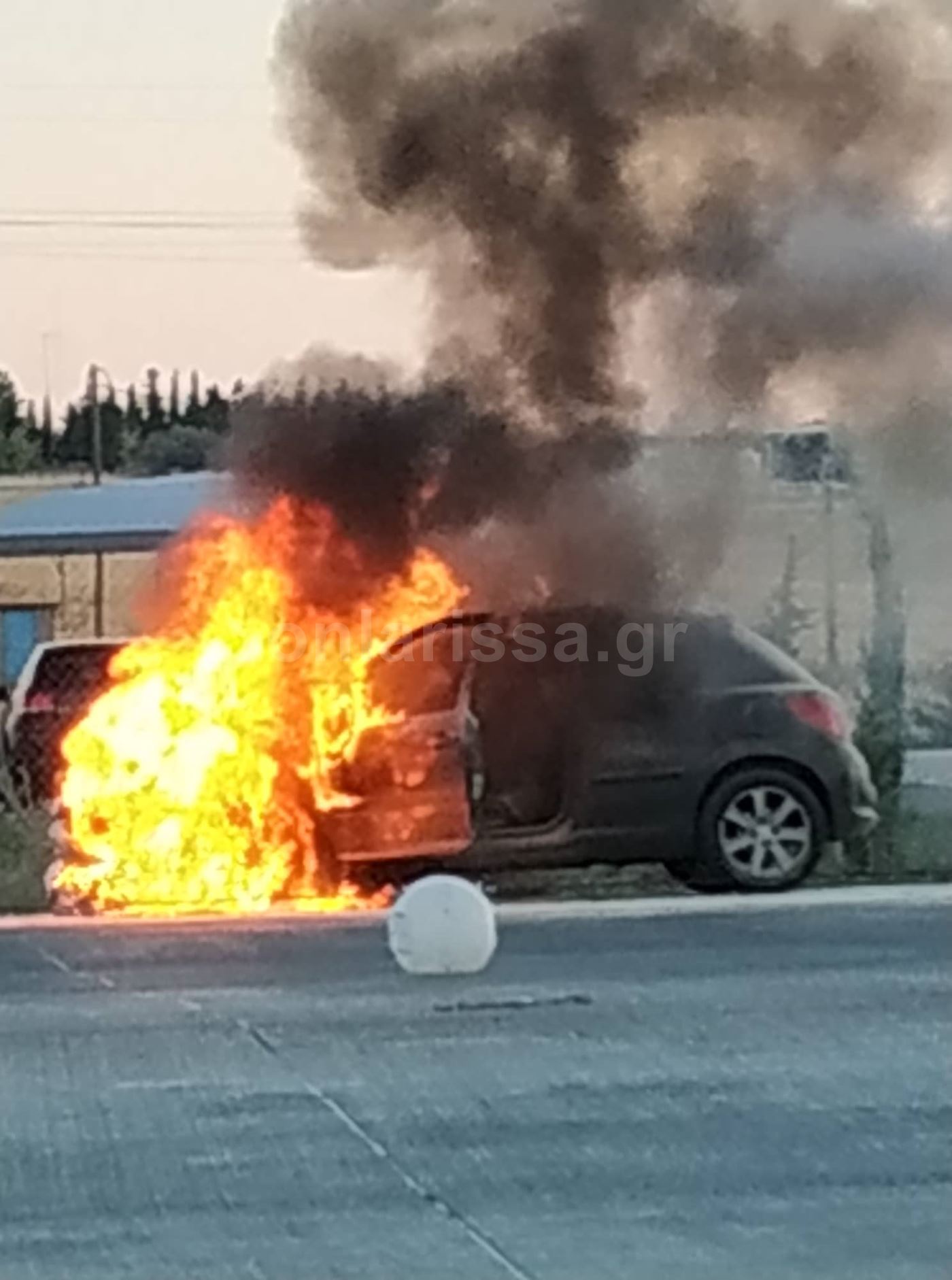 Φωτογραφίες σοκ: Αυτοκίνητο πήρε φωτιά στα διόδια του Μοσχοχωρίου!