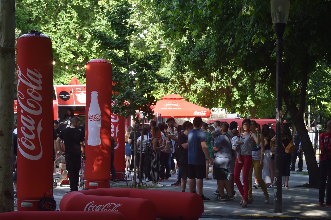 Burgers για τους Λαρισαίους έφτιαξε ο Άκης Πετρετζίκης - Το Coca-Cola & Akis Food Tour Festival έφτασε στην πόλη (φωτο)