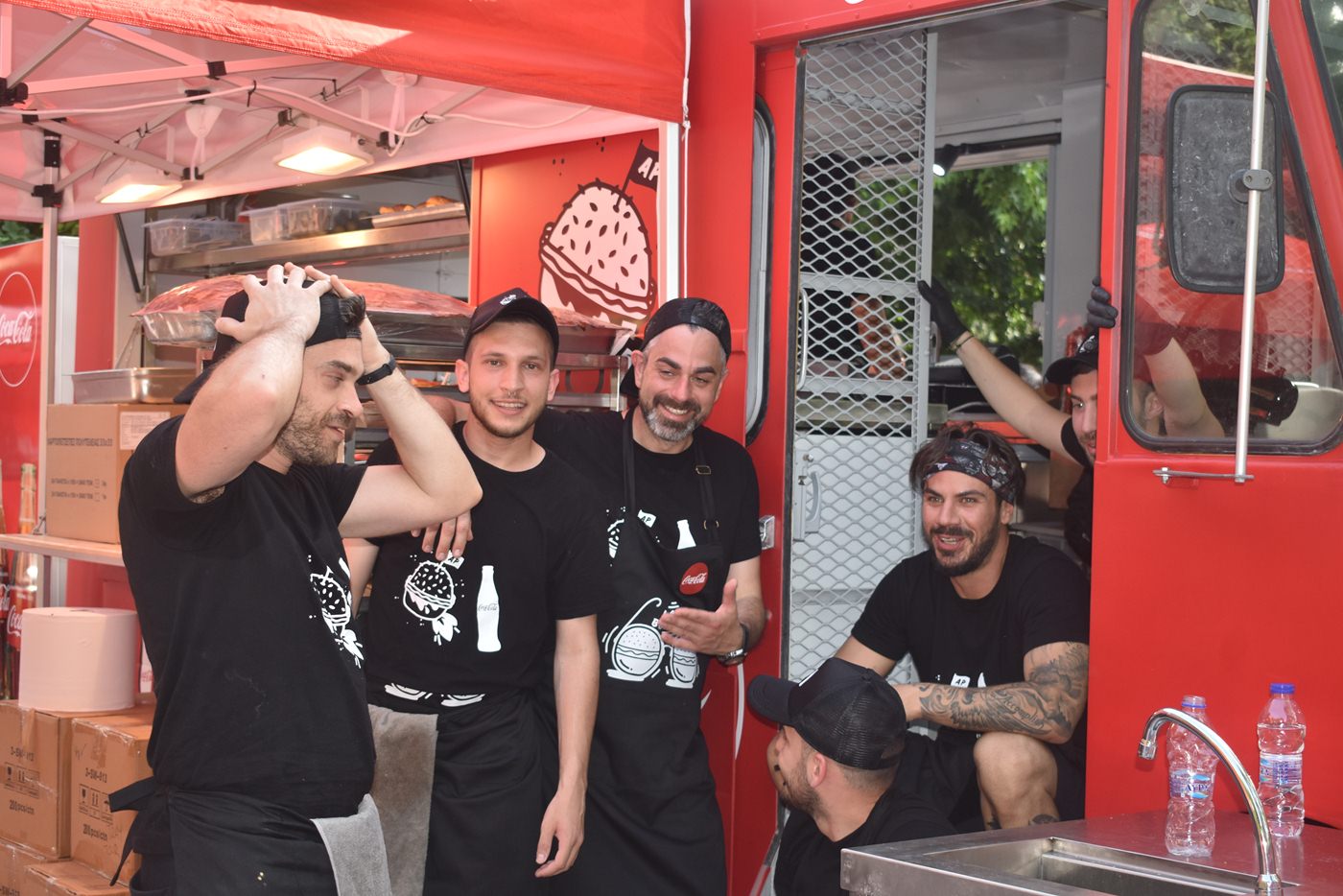 Burgers για τους Λαρισαίους έφτιαξε ο Άκης Πετρετζίκης - Το Coca-Cola & Akis Food Tour Festival έφτασε στην πόλη (φωτο)