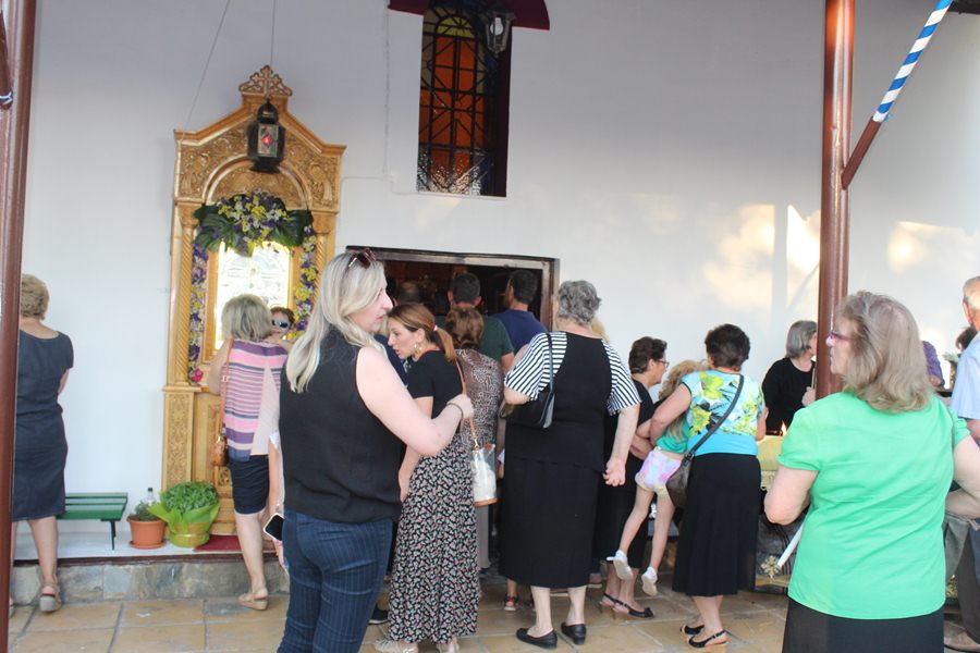Πλήθος Λαρισαίων πιστών στη λιτάνευση των λειψάνων και της εικόνας της Αγίας Μαρίνας (φωτο)