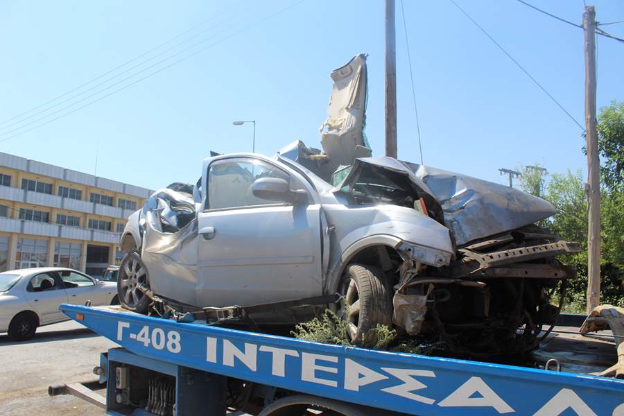 Δείτε φωτογραφίες από το θανατηφόρο που βύθισε τη Λάρισα στη θλίψη – Σκοτώθηκαν δύο νέοι (φωτο)