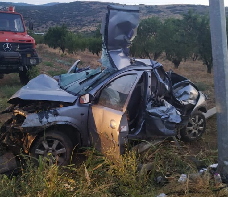 Δείτε φωτογραφίες από το θανατηφόρο που βύθισε τη Λάρισα στη θλίψη – Σκοτώθηκαν δύο νέοι (φωτο)