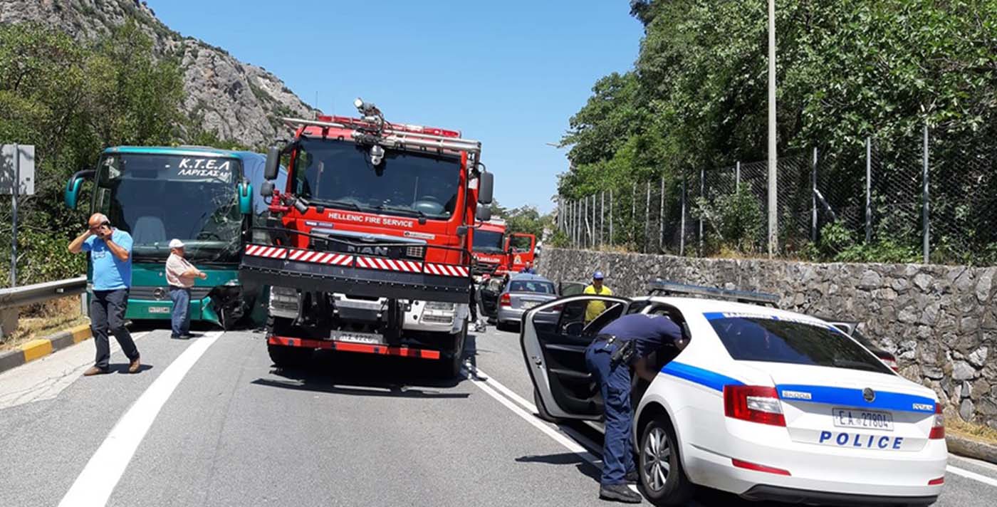 Σοβαρό τροχαίο στα Τέμπη, λεωφορείο συγκρούστηκε με αυτοκίνητο - Δύο τραυματίες στο νοσοκομείο (φωτό)