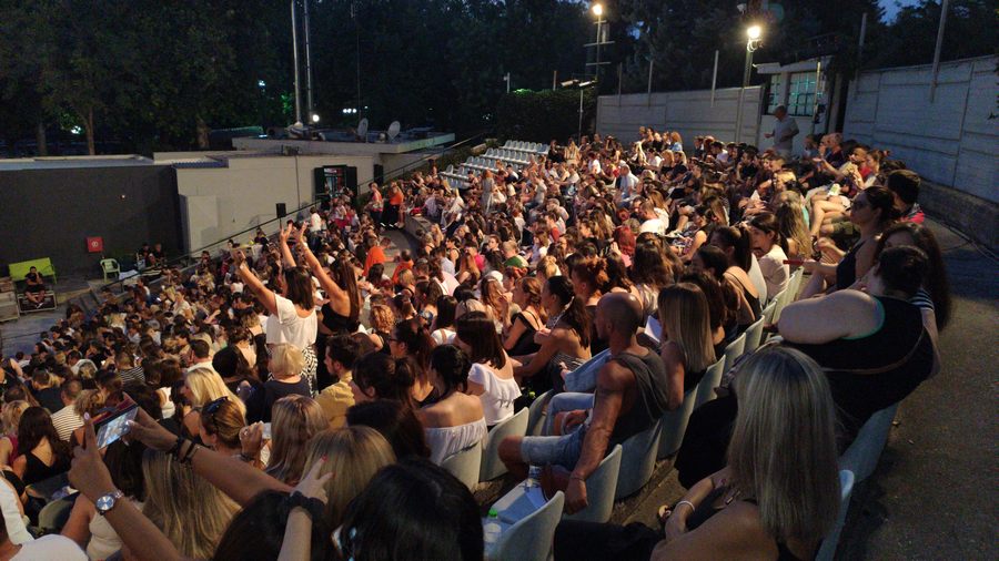 Το αδιαχώρητο για τη «Βερβερίτσα» του Νίκου Μουτσινά στο Κηποθέατρο Αλκαζάρ (φωτο)