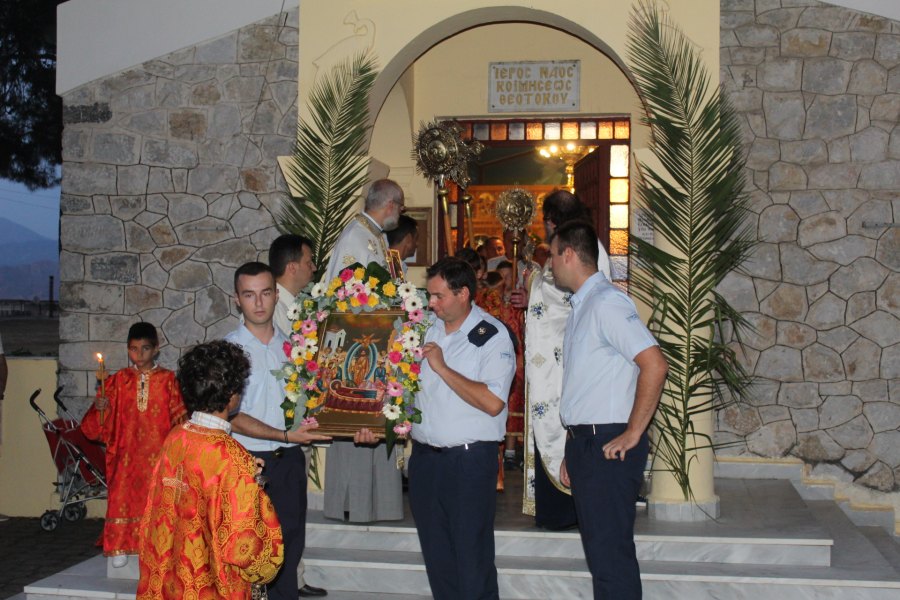 Πλήθος πιστών στον πανηγυρικό εσπερινό στην εκκλησία της Κοίμησης της Θεοτόκου στην 110 Πτέρυγα Μάχης (φωτο)
