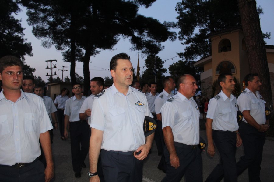 Πλήθος πιστών στον πανηγυρικό εσπερινό στην εκκλησία της Κοίμησης της Θεοτόκου στην 110 Πτέρυγα Μάχης (φωτο)