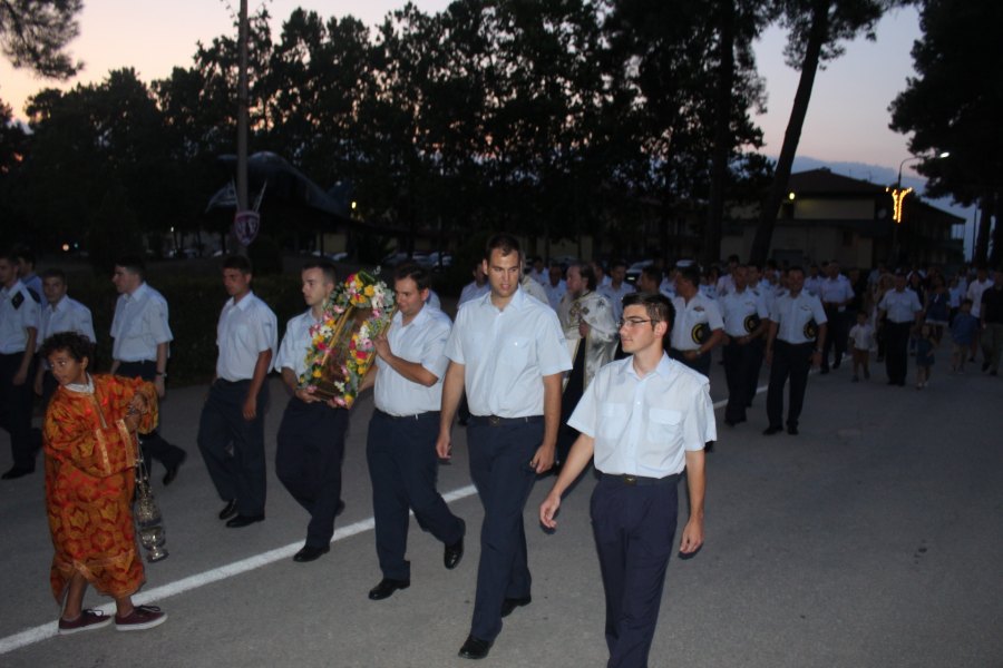 Πλήθος πιστών στον πανηγυρικό εσπερινό στην εκκλησία της Κοίμησης της Θεοτόκου στην 110 Πτέρυγα Μάχης (φωτο)
