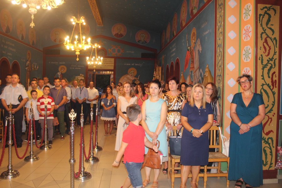 Πλήθος πιστών στον πανηγυρικό εσπερινό στην εκκλησία της Κοίμησης της Θεοτόκου στην 110 Πτέρυγα Μάχης (φωτο)