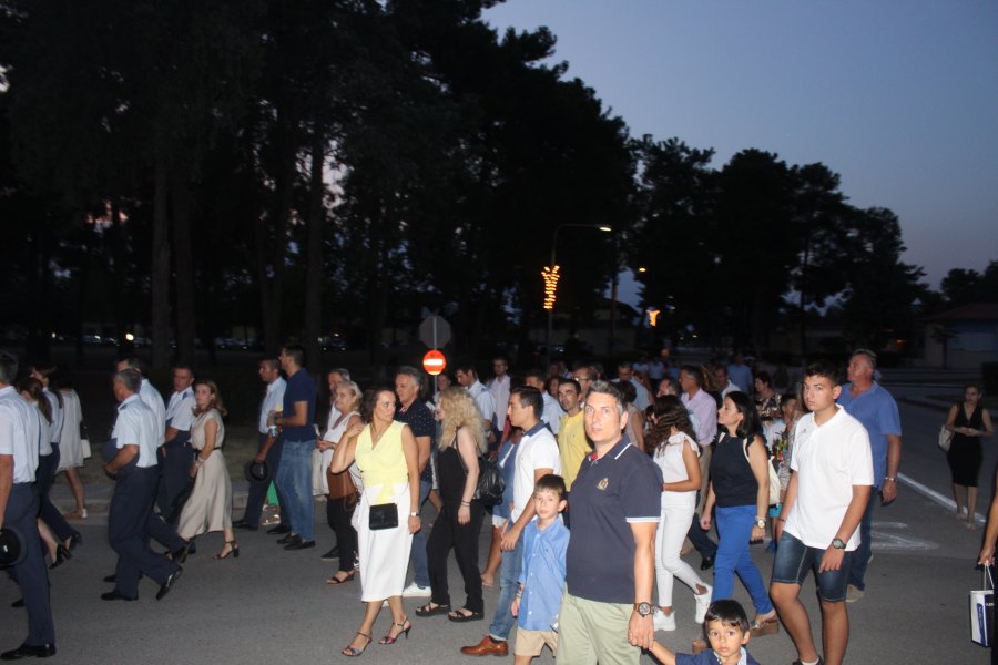 Πλήθος πιστών στον πανηγυρικό εσπερινό στην εκκλησία της Κοίμησης της Θεοτόκου στην 110 Πτέρυγα Μάχης (φωτο)
