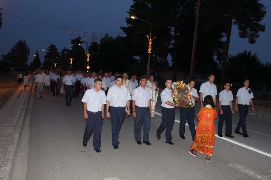 Πλήθος πιστών στον πανηγυρικό εσπερινό στην εκκλησία της Κοίμησης της Θεοτόκου στην 110 Πτέρυγα Μάχης (φωτο)