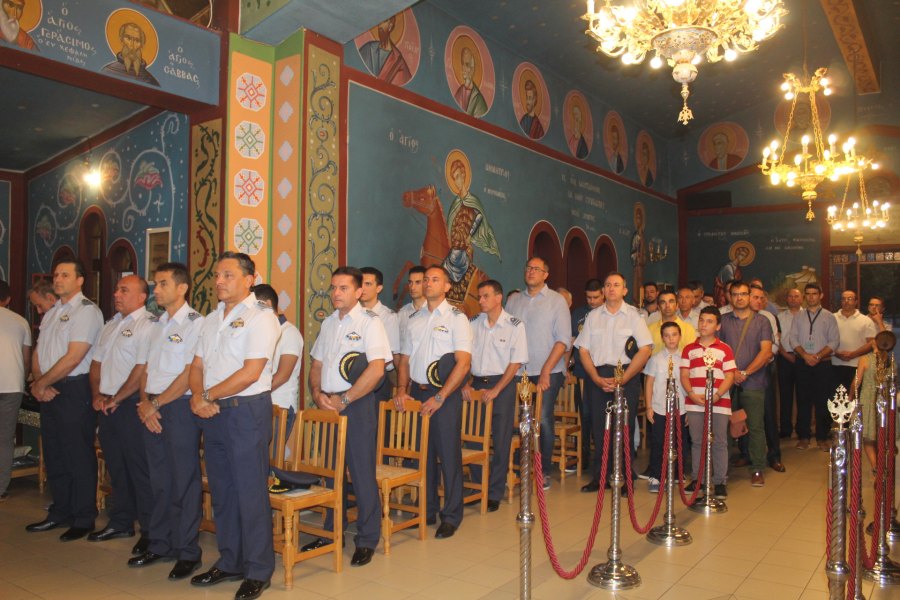 Πλήθος πιστών στον πανηγυρικό εσπερινό στην εκκλησία της Κοίμησης της Θεοτόκου στην 110 Πτέρυγα Μάχης (φωτο)