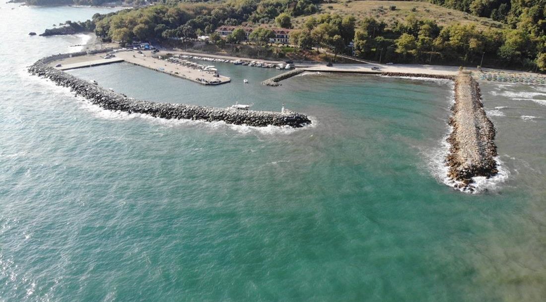 Εντυπωσιακές φωτογραφίες: Η μαγεία του απέραντου γαλάζιου στα παράλια της Λάρισας από ψηλά