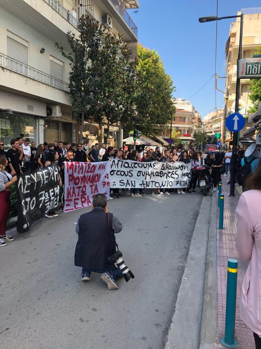 Διαμαρτυρόμενοι μαθητές για τις συλλήψεις στο 7ο ΕΠΑΛ, ξεσήκωσαν τη Λάρισα (φωτο – βίντεο)