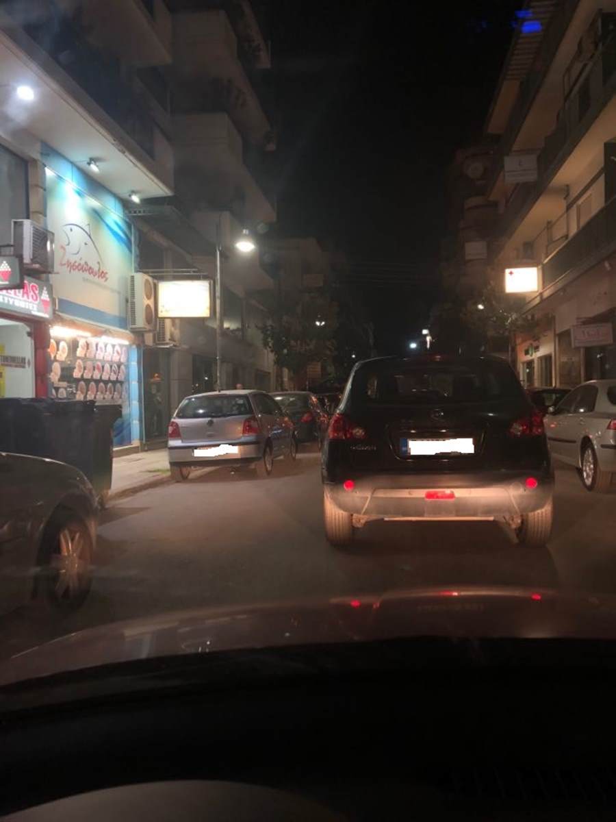 Καραμπόλα τα μεσάνυχτα στο κέντρο της Λάρισας – «Ουρά» τα αυτοκίνητα (φωτο)