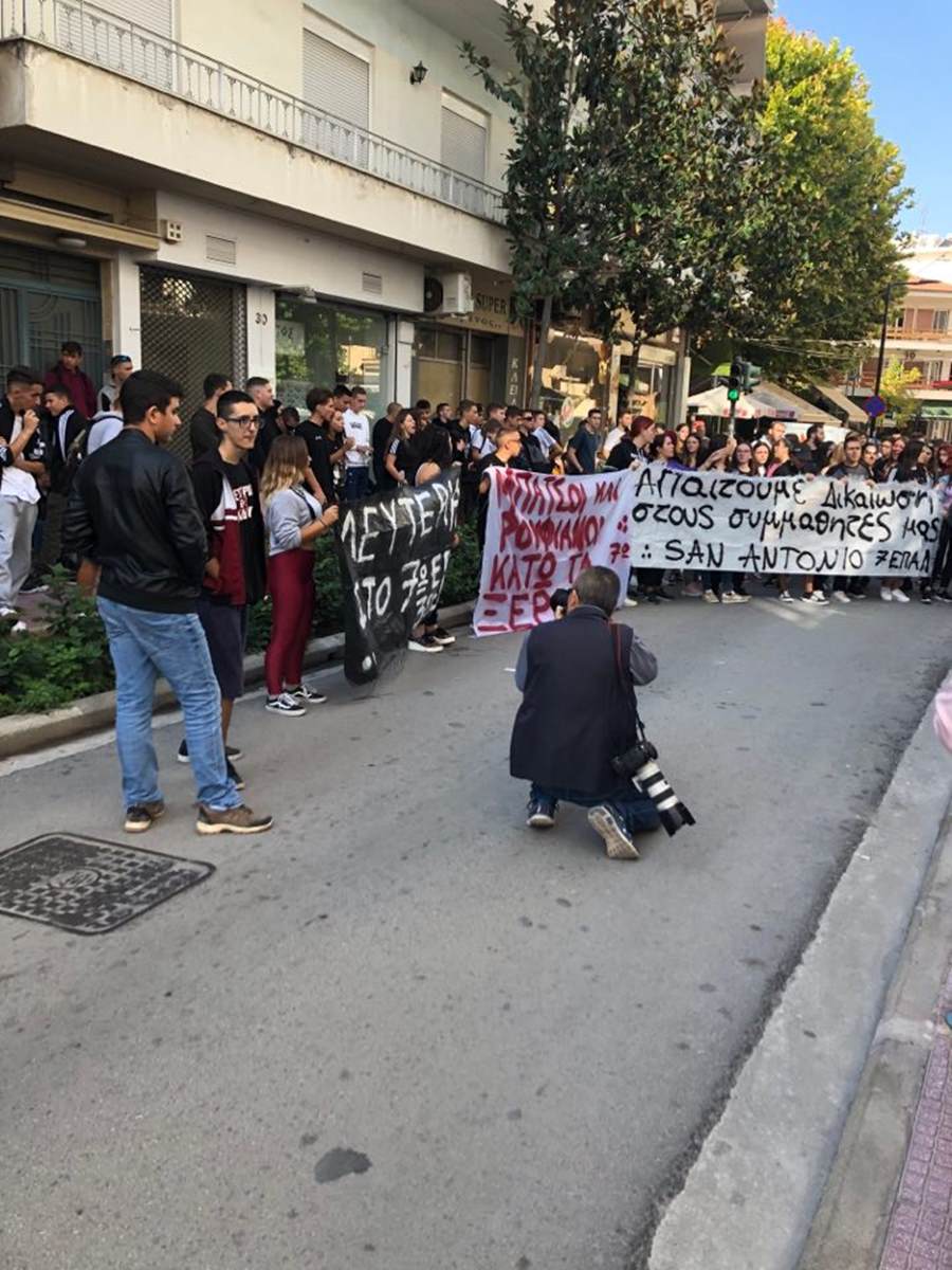 Διαμαρτυρόμενοι μαθητές για τις συλλήψεις στο 7ο ΕΠΑΛ, ξεσήκωσαν τη Λάρισα (φωτο – βίντεο)