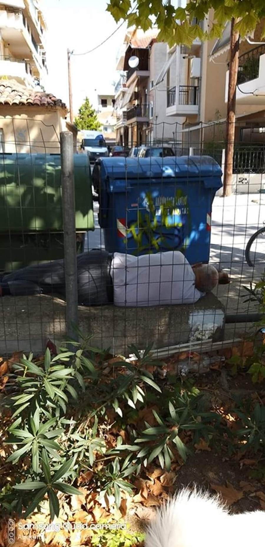 Ηλικιωμένος στη Λάρισα ψάχνει για φαγητό στα σκουπίδια και κοιμάται στο πεζούλι (φωτο)