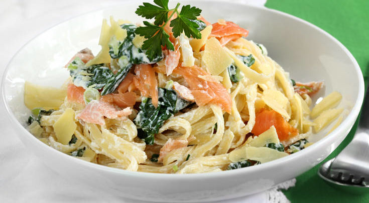 Ζυμαρικά με καπνιστό σολομό και σπανάκι