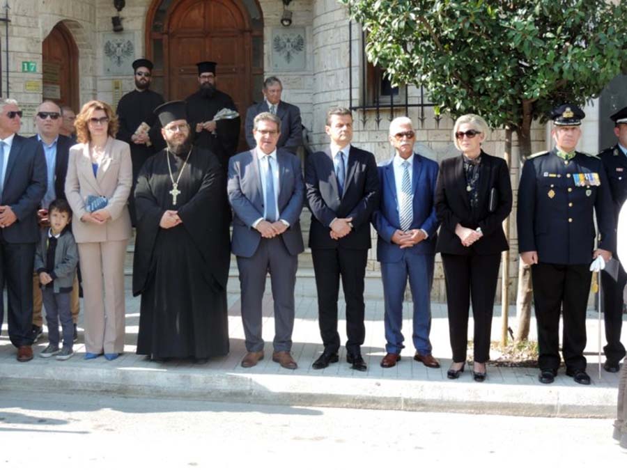 Ο Φαρσαλινός δήμαρχος που έβαλε τα... γυαλιά στον Αθηναίο - Κατάργησε την εξέδρα των επισήμων!